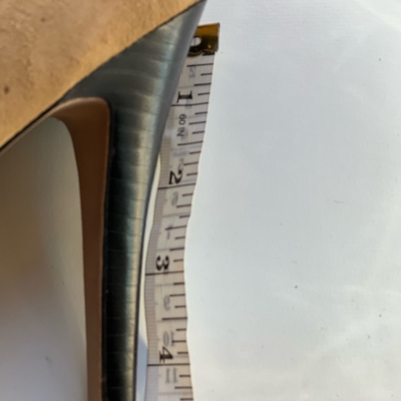 Vince Camuto suede Heel. - Picture 3 of 10